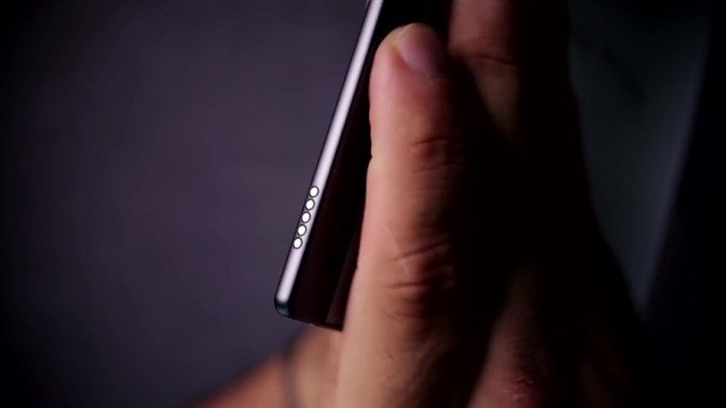 Cạnh trái của Remarkable 2 chứa các chân tiếp xúc với bàn phím.