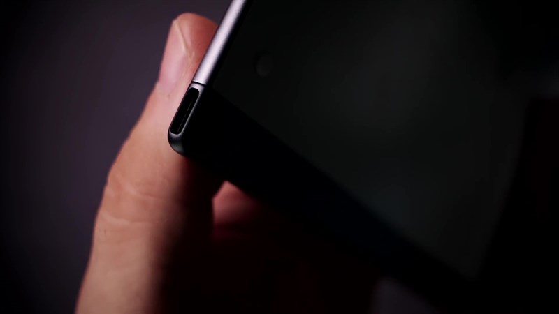 Cạnh dưới của Remarkable 2 chứa cồng sạc.