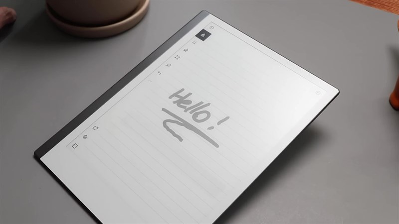 Remarkable 2 chỉ dày 4.7 mm và nặng khoảng 403.5 gram.