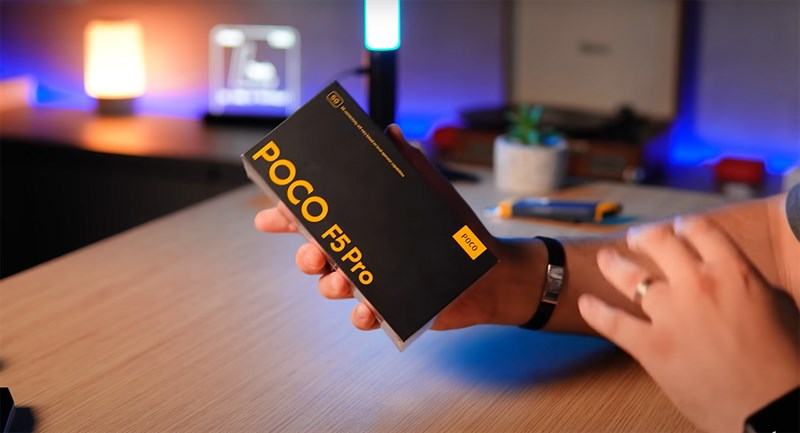 Hộp đựng POCO F5 Pro được thiết kế quen thuộc