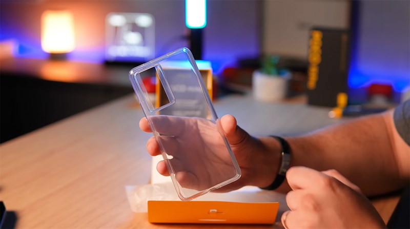 Bên trong hộp đựng POCO F5 Pro chứa ốp lưng silicon
