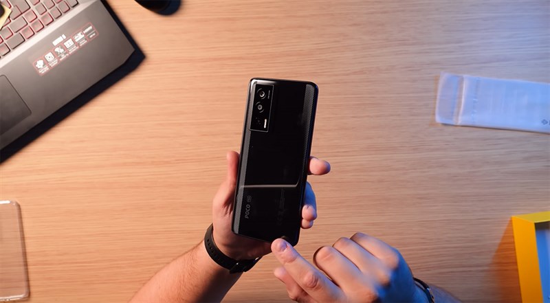 Mặt lưng của POCO F5 Pro được hoàn thiện từ nhựa và trang bí bằng những họa tiết vân carbon bắt mắt