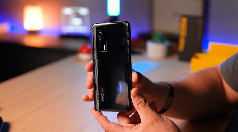 POCO F5 Pro sở hữu khung viền vuông vừa phải, cân nặng hợp lý nên cho cảm giác cầm nắm thoải mái và đằm tay