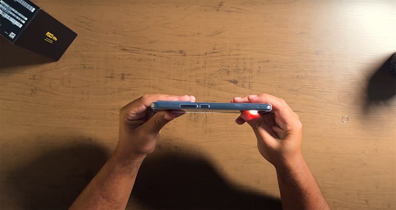 Cạnh phải của thiết bị chứa nút nguồn và cụm phím tăng/giảm âm lượng