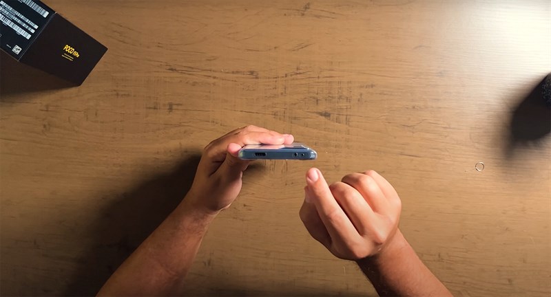 Cạnh trên bao gồm mic, mắt hồng ngoại và cổng cắm tai nghe 3.5 mm