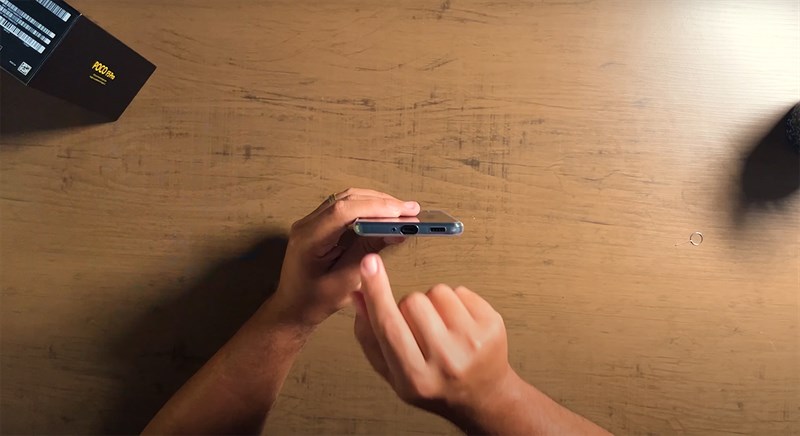 Cạnh đáy chứa khe cắm SIM, loa, mic và cổng sạc USB-C