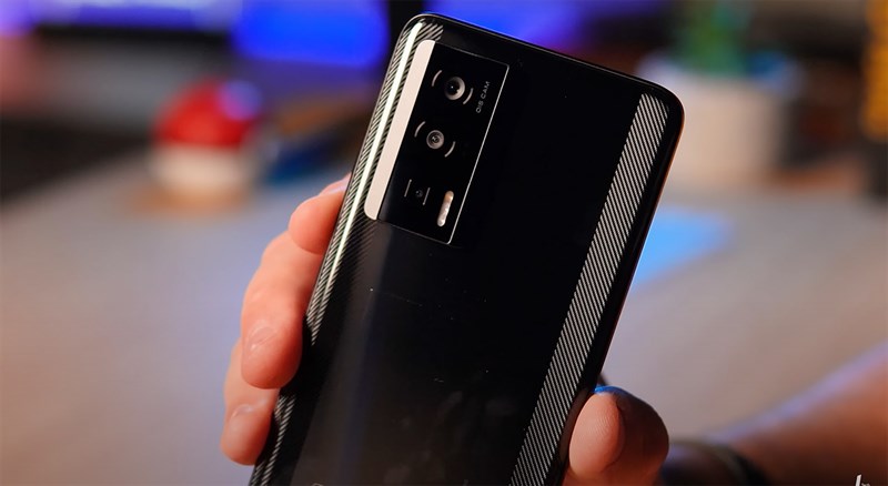 Cụm camera cũng được thiết kế đồng màu với mặt lưng