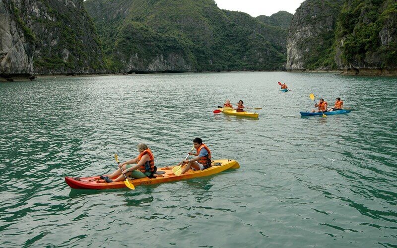 Tắm biển tại làng chài Cửa Vạn là một hoạt động không thể bỏ qua khi đến đây