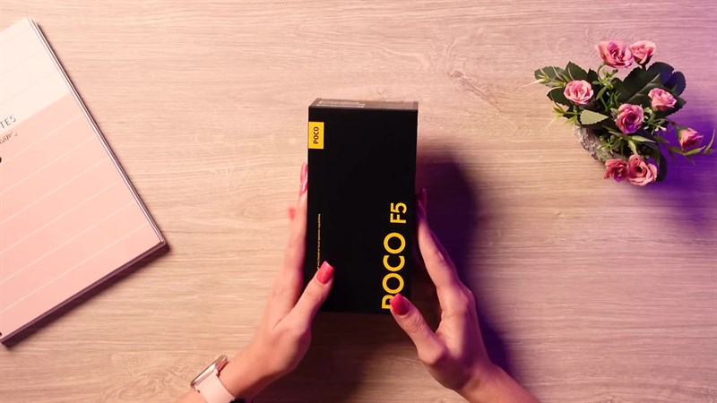 Hộp đựng của POCO F5 vẫn sử dụng hai tone màu đen và vàng quen thuộc của hãng.