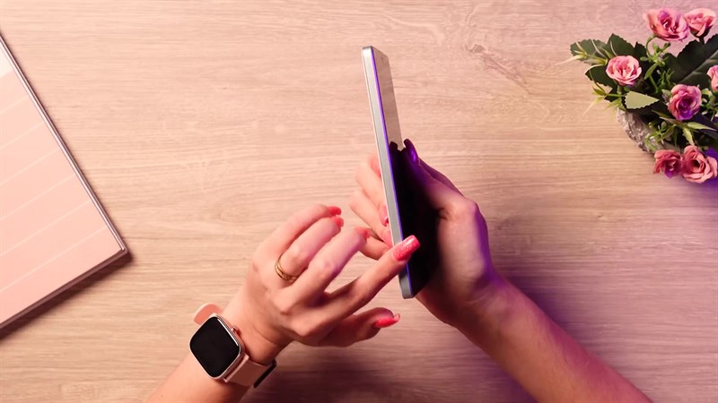 Cạnh trái của POCO F5.