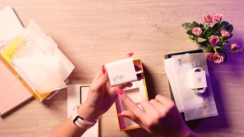 Bên trong hộp ta sẽ nhìn thấy POCO F5, sách hướng dẫn sử dụng, que chọc SIM, ốp lưng, củ sạc và cáp sạc.