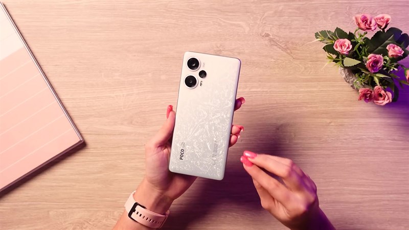 Cách thiết kế các ống kính camera giúp cho POCO F5 trở nên liền mạch hơn.