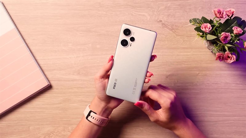 POCO F5 sở hữu tổng thể vuông vức với các cạnh phẳng và các góc có độ bo tròn nhỏ.