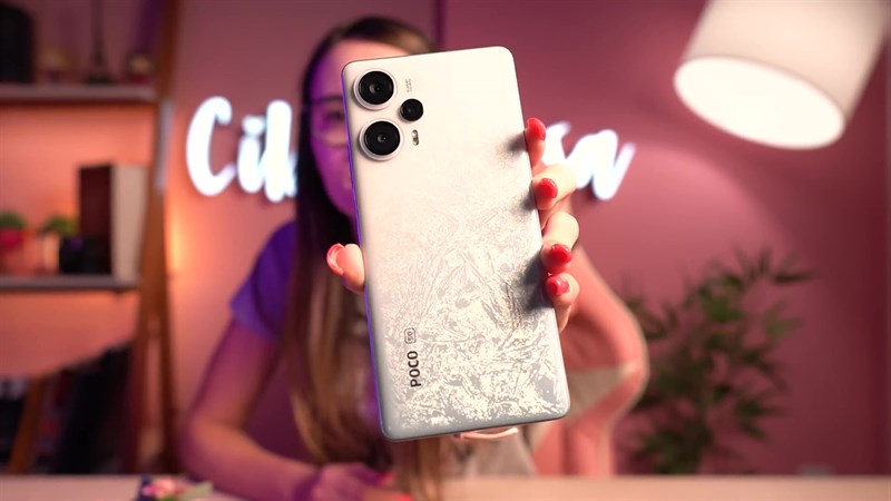 Mặt sau của POCO F5 có thiết kế rất độc đáo và đẹp mắt.