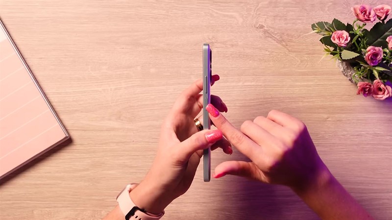 Cạnh phải của POCO F5.