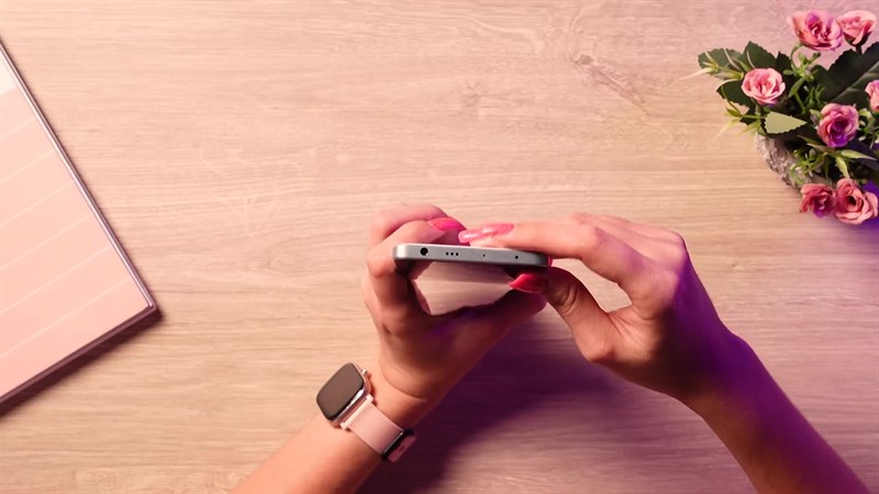 Cạnh trên của POCO F5.