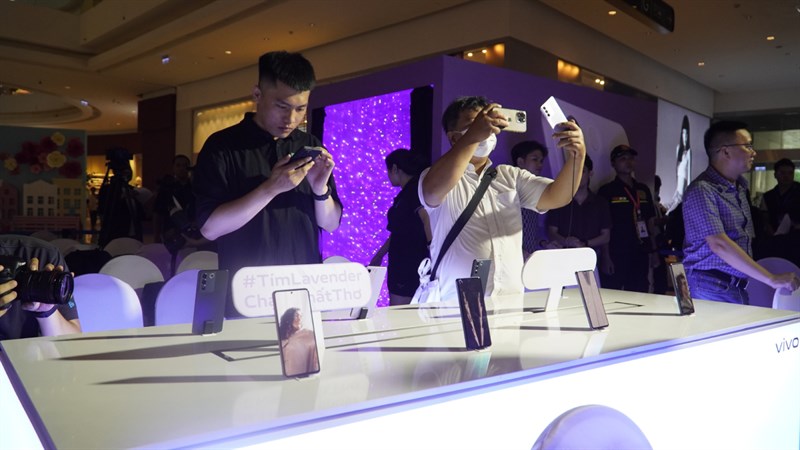 Toàn cảnh sự kiện ra mắt Vivo V27e: Tỏa Sáng Hào Quang cả ngày lẫn đêm Toàn cảnh sự kiện ra mắt Vivo V27e: Tỏa Sáng Hào Quang cả ngày lẫn đêm