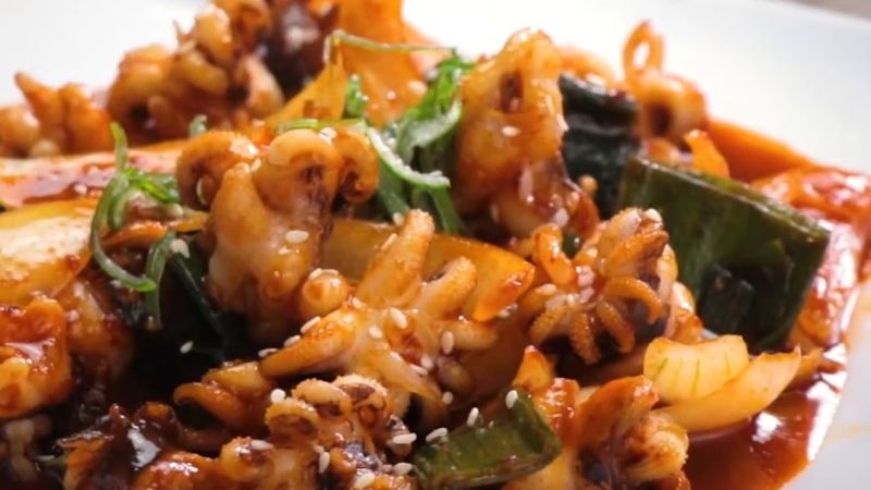 How to make spicy stir-fried squid beard, eat very well