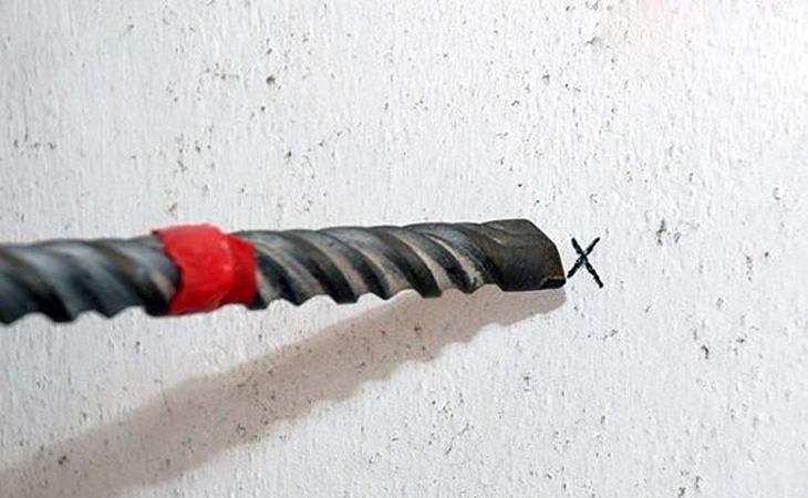 ạn cần xác định chính xác vị trí muốn khoan tường để bắt tắc kê