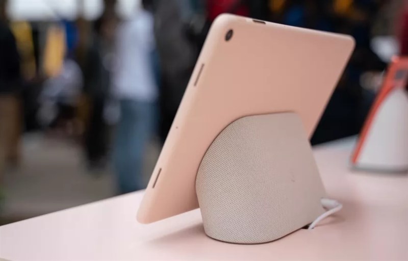 Google Pixel Tablet sử dụng phong cách thiết kế mềm mại hơn so với phần lớn các đối thủ trên thị trường.