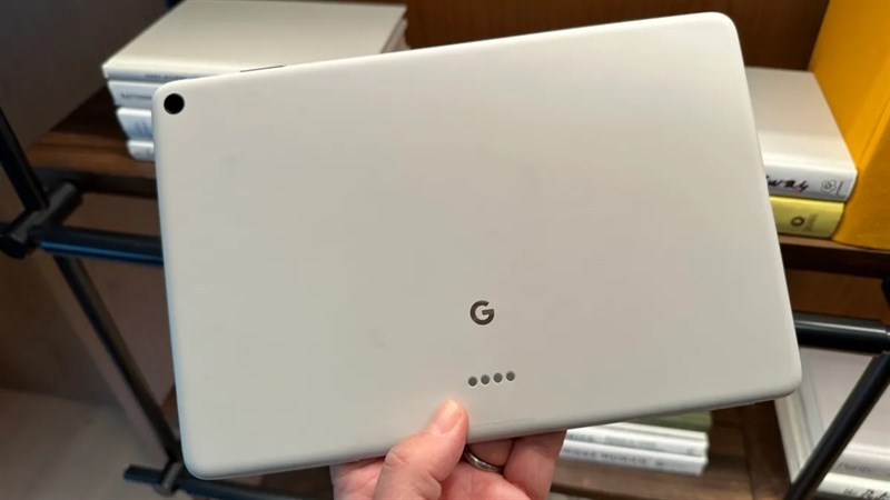 Google Pixel Tablet có mặt lưng được hoàn thiện với chất liệu nhám và hai tùy chọn màu sắc là kem và xám.