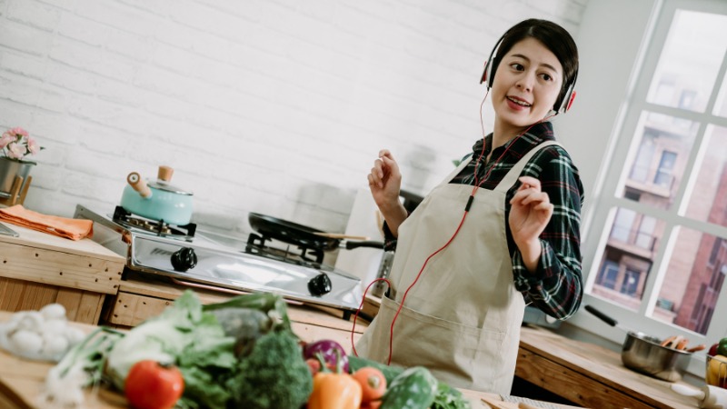 Vừa nấu ăn vừa nghe nhạc giảm stress