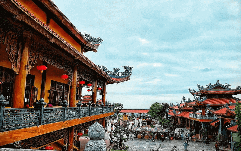 Chùa Ba Vàng là một ngôi chùa nằm ở thị trấn Hà Khẩu, Uông Bí, Quảng Ninh
