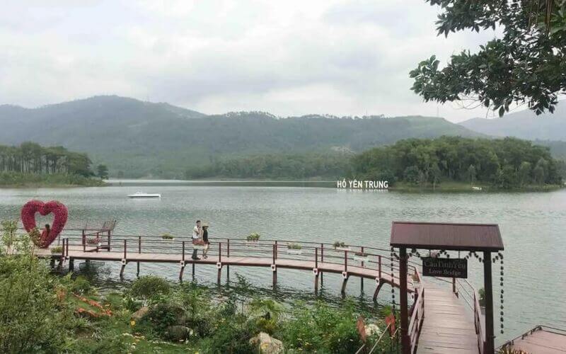Hồ Yên Trung là một hồ nước tự nhiên nằm ở thị trấn Hà Khẩu, Uông Bí, Quảng Ninh