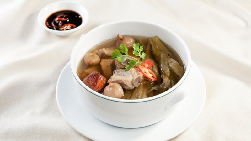 Dried rib soup with dragon fruit flowers