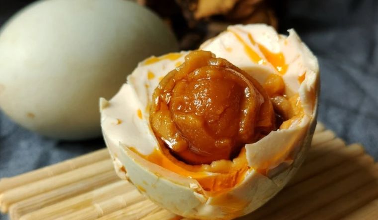 Món trứng có lòng đỏ thơm ngậy ở Trung Quốc mang hương vị của hải sản