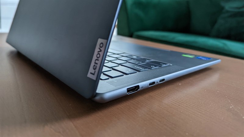 Cạnh trái của Lenovo Yoga Slim 7i Pro X