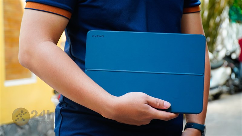 Huawei Matebook E 2022 có tổng thể mỏng nhẹ với độ dày 7.99 mm và nặng 709 gram. Huawei Matebook E 2022 có tổng thể mỏng nhẹ với độ dày 7.99 mm và nặng 709 gram.
