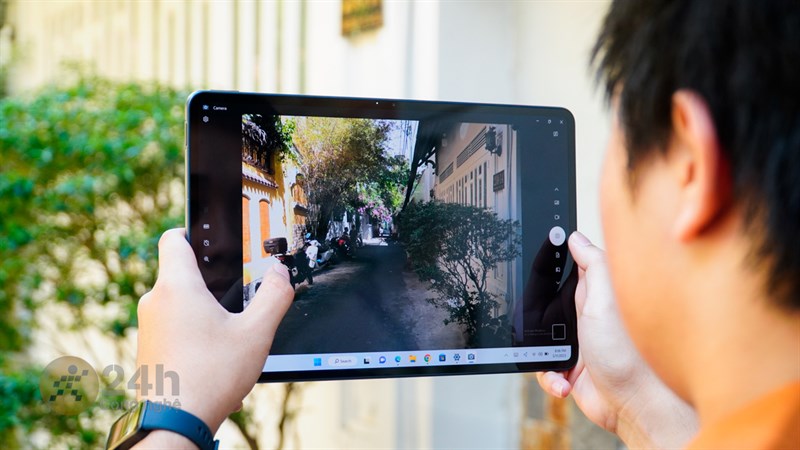 Huawei Matebook E 2022 cũng được trang bị camera sau có độ phân giải 13 MP và camera trước 8 MP. Huawei Matebook E 2022 cũng được trang bị camera sau có độ phân giải 13 MP và camera trước 8 MP.