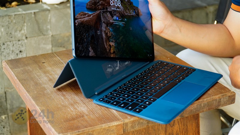 Phần bàn phím đi kèm Huawei Matebook E 2022 thì được mình đánh giá ở mức ổn. Phần bàn phím đi kèm Huawei Matebook E 2022 thì được mình đánh giá ở mức ổn.