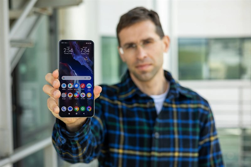 Màn hình trước có kích thước 6.7 inch và viền xung quanh mỏng đều Màn hình trước có kích thước 6.7 inch và viền xung quanh mỏng đều