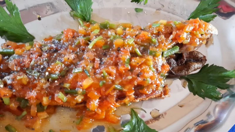 How to make crispy fried fish with tomato sauce to stimulate the taste