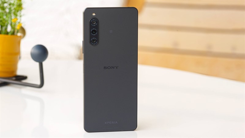 Xperia 10 V sở hữu cạnh viền được bo cong nhẹ giúp toát lên vẻ đẹp trẻ trung, năng động