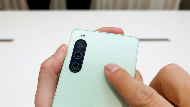 Xperia 10 V được trang bị camera ba với ống kính chính sử dụng cảm biến Exmos RS 48 MP