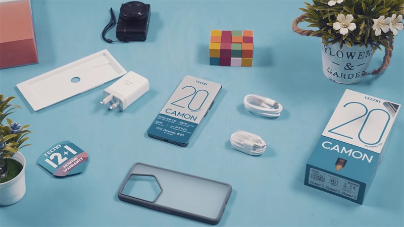 Bên trong hộp đựng Tecno Camon 20 Premier 5G chứa đầy đủ món phụ kiện cần thiết đi kèm