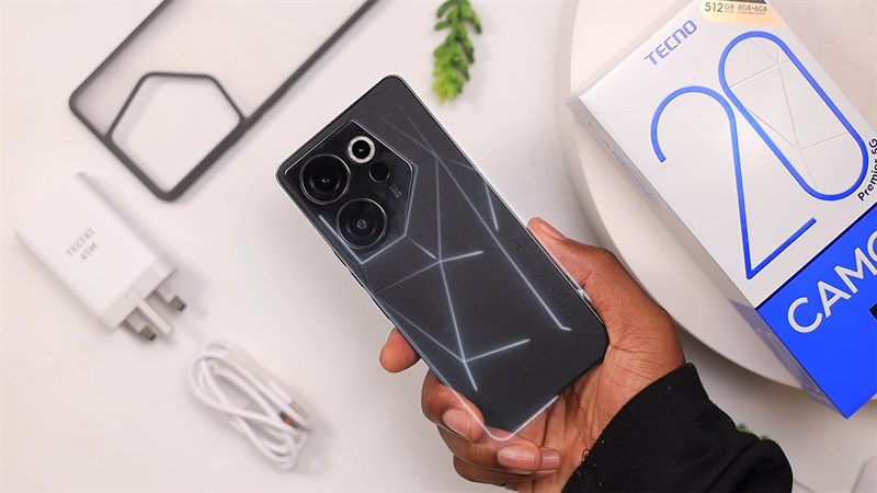 Mặt lưng của Tecno Camon 20 Premier 5G được thiết kế độc đáo