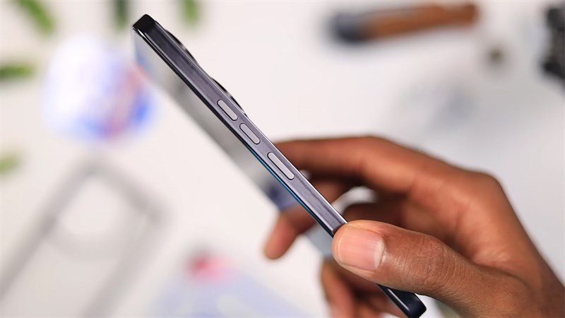 Cạnh phải của Tecno Camon 20 Premier 5G chứa cụm phím tăng/giảm âm lượng và nút nguồn