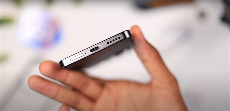 Cạnh đáy chứa khe cắm SIM, cổng sạc USB-C, dải loa và mic