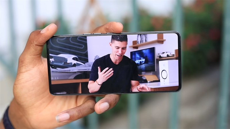 Màn hình Tecno Camon 20 Premier 5G có viền xung quanh mỏng đều