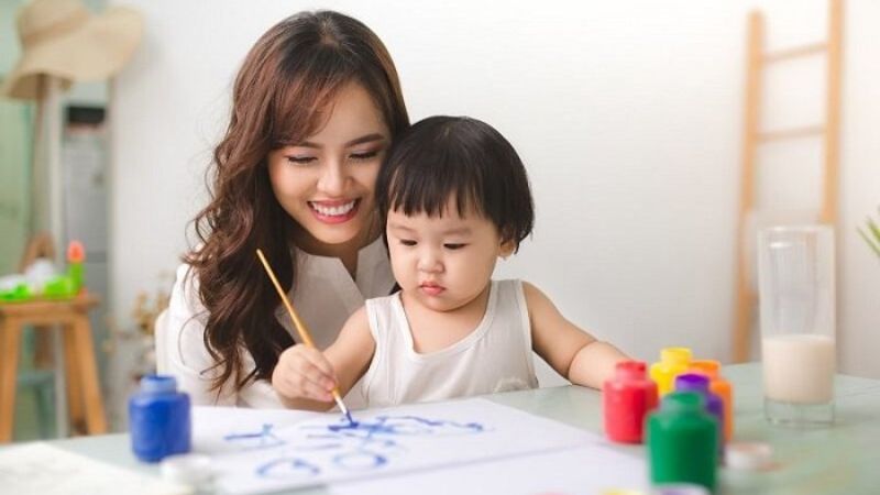 Bé tham gia hoạt động nghệ thuật