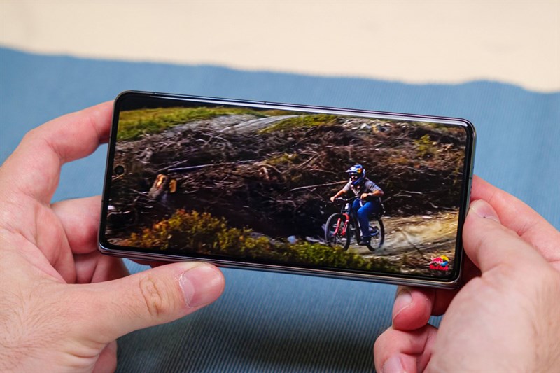 Mặt trước Huawei Mate X3 đã sở hữu chất lượng hiển thị rất tốt