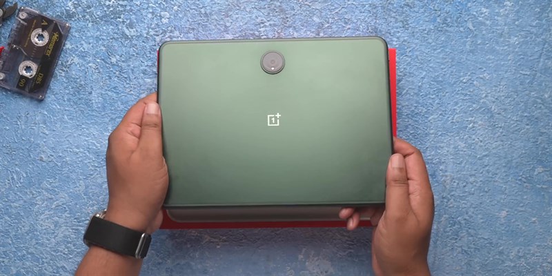 Mặt sau của OnePlus Pad khá dễ bám dấu vân tay.