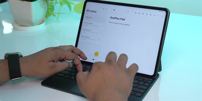 Góc nghiên của bản phím khi kết hợp với OnePlus Pad nhỏ nên làm máy bị dựng đứng.