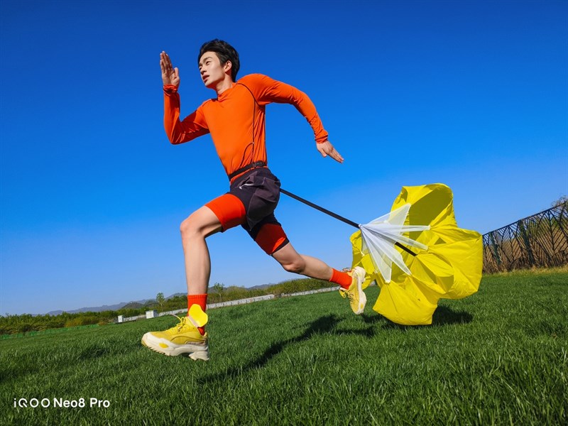 Ảnh chụp ngoài trời nắng của iQOO Neo8 Pro