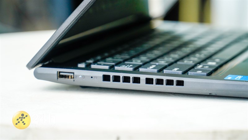 Cạnh trái của ASUS Vivobook 14 A1405VA Cạnh trái của ASUS Vivobook 14 A1405VA