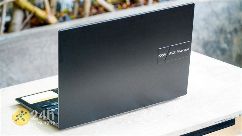 Mặt A được làm từ nhựa bóng và điểm lên bằng logo ASUS Vivobook quen thuộc Mặt A được làm từ nhựa bóng và điểm lên bằng logo ASUS Vivobook quen thuộc